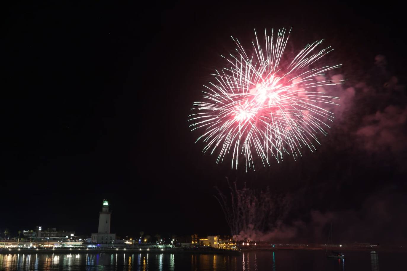 Un espectáculo de drones y los fuegos artificiales abren la Feria de